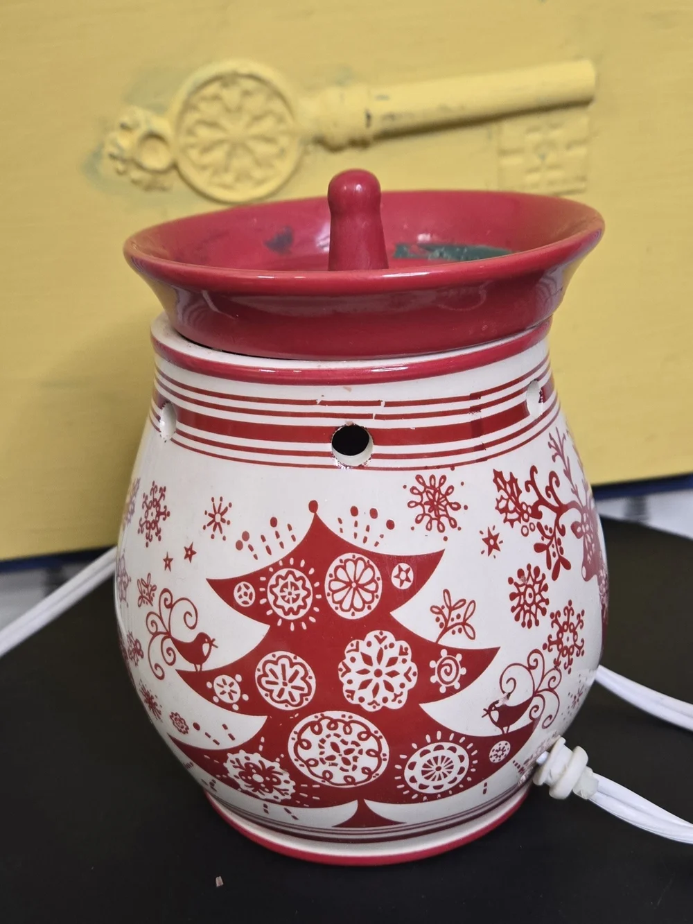 Christmas Red & White Ceramic Wax Melt Warmer – Reindeer & Tree Holiday Design